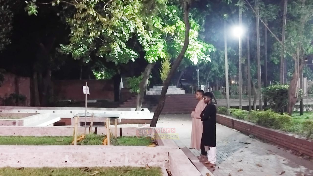 ঈদের ২য় দিনে শহীদ ওসমান হাদীর কবর জিয়ারত করলেন জারিফ কামরান অনন্ত ও আবিদ রহমান