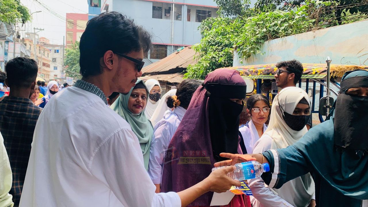 এসএসসি পরীক্ষার্থীদের পাশে তানজির ভূঁইয়া, পানি সহায়তা প্রদান