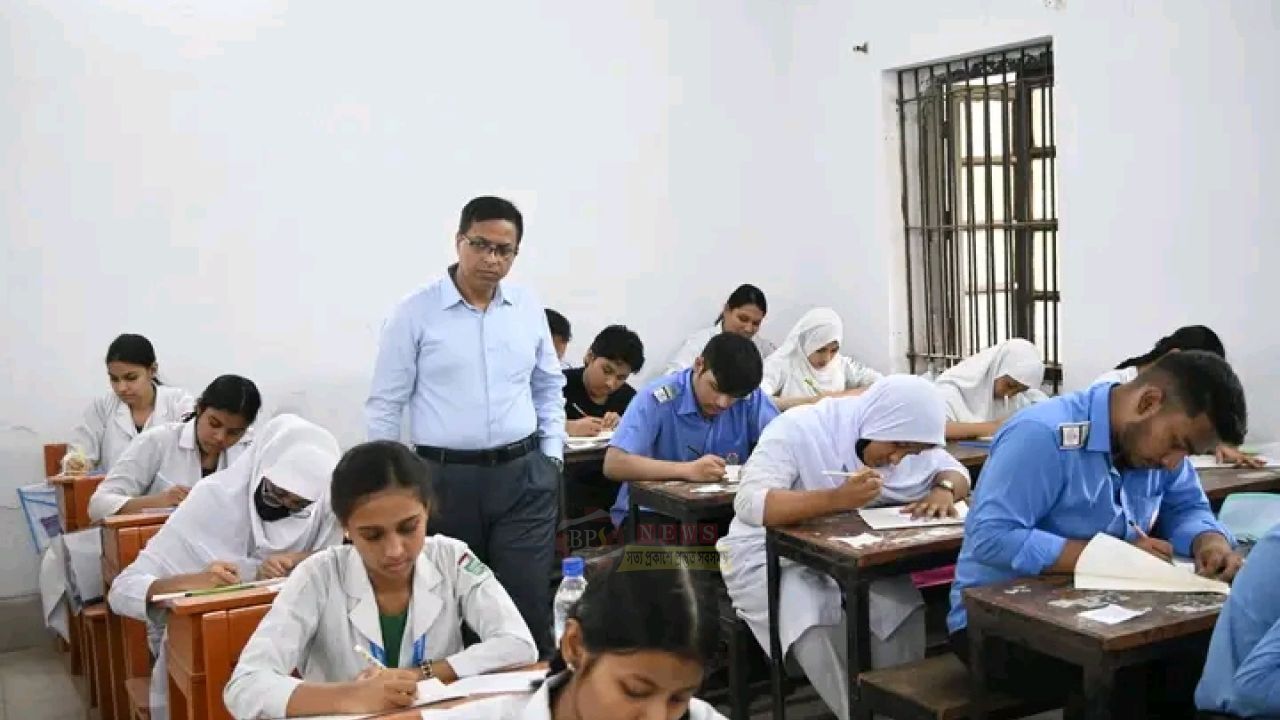 সুষ্ঠু পরিবেশে চলছে পরীক্ষা, কেন্দ্র ঘুরে দেখলেন ডিসি রায়হান কবির