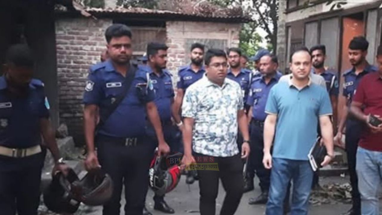 বন্দরে ছি'নতাইকারী ধরতে গেলে দুই পুলিশকে কু'পিয়ে জ'খম 