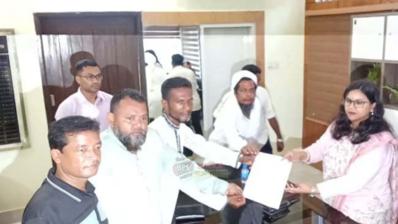 উচ্ছেদের পর পুনর্বাসনের দাবিতে ডিসি কার্যালয়ে হকারদের স্মারকলিপি
