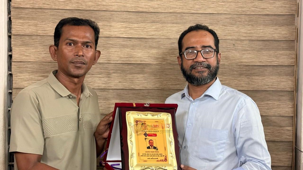 দৈনিক আজকের নীরবাংলা’র ১৭তম বর্ষ পদার্পণে সাংগঠনিক দক্ষতায় সম্মাননা পেলেন কামরুল ইসলাম