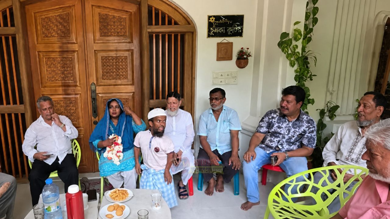 আইভীর বাড়িতে নেতাকর্মীদের ভিড়