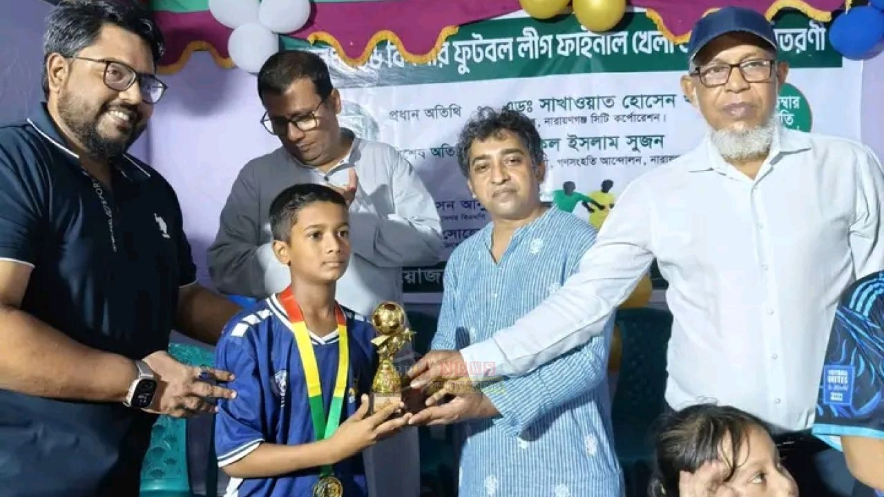 ডনচেম্বার এলাকায় জমজমাট ফুটবল ম্যাচ, কিশোর-তরুণদের খেলায় মুগ্ধ অতিথিরা