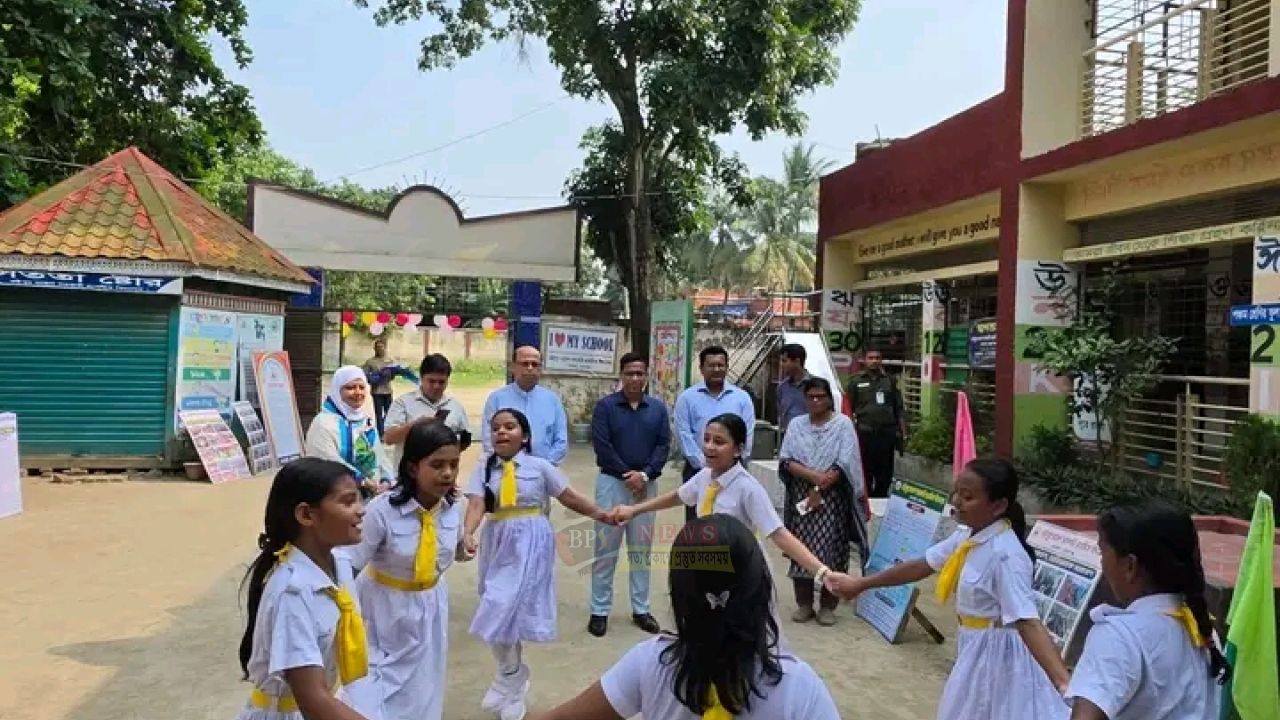 সোনারগাঁয়ে শিশুদের সঙ্গে ডিসির ফুটবল দেখা