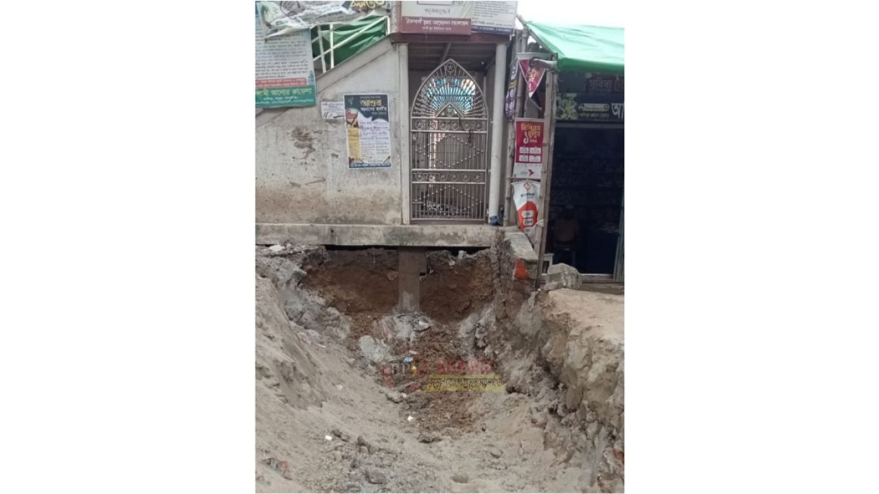 কাশিপুর দে:বাড়ি মসজিদের নিচ দিয়ে জোরপূর্বক ময়লার পাইপলাইন বসানোর চেষ্টা, থানায় অভিযোগ
