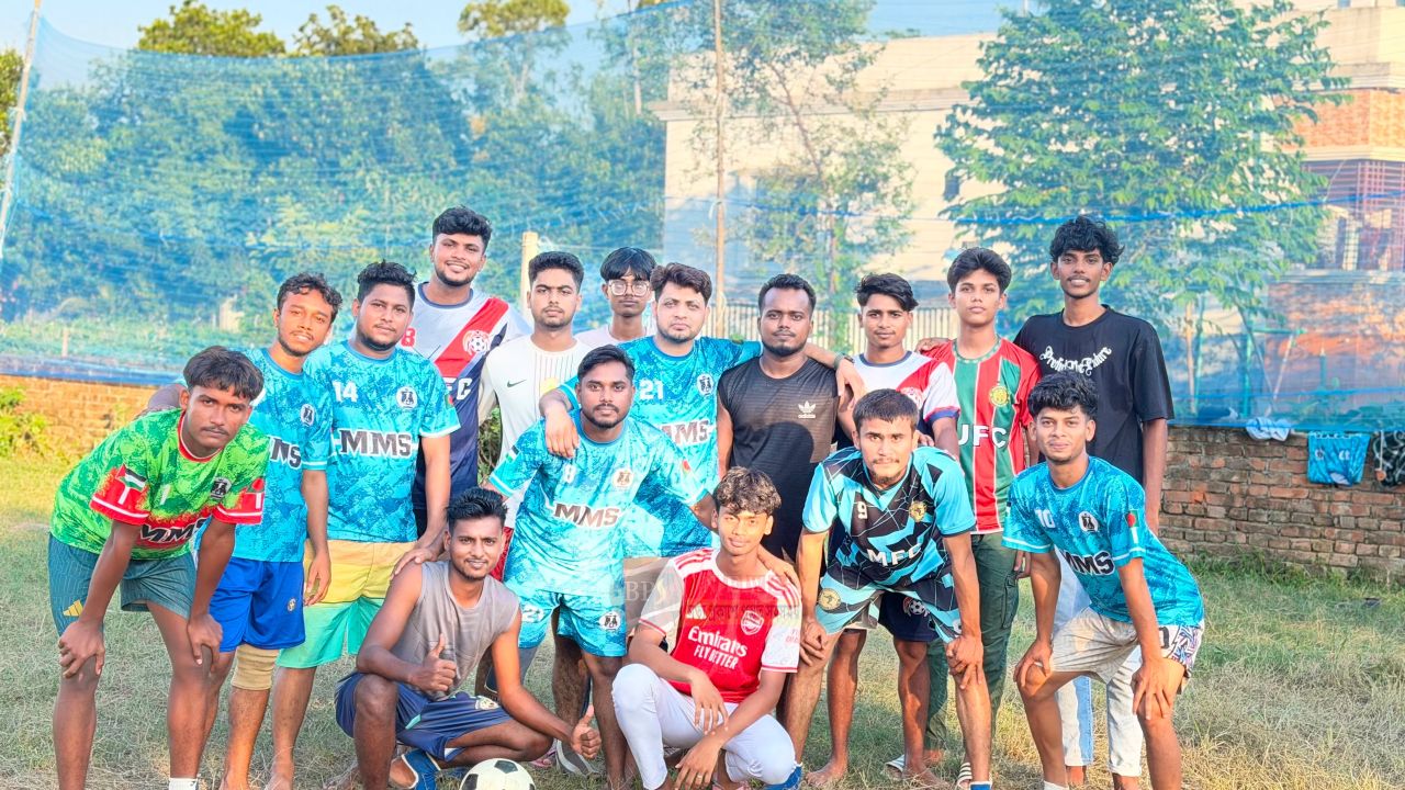মধ্যনগরে মমিন সংঘের প্রীতি ফুটবল ম্যাচে অবিবাহিতদের হারিয়ে বিজয়ী বিবাহিত দল