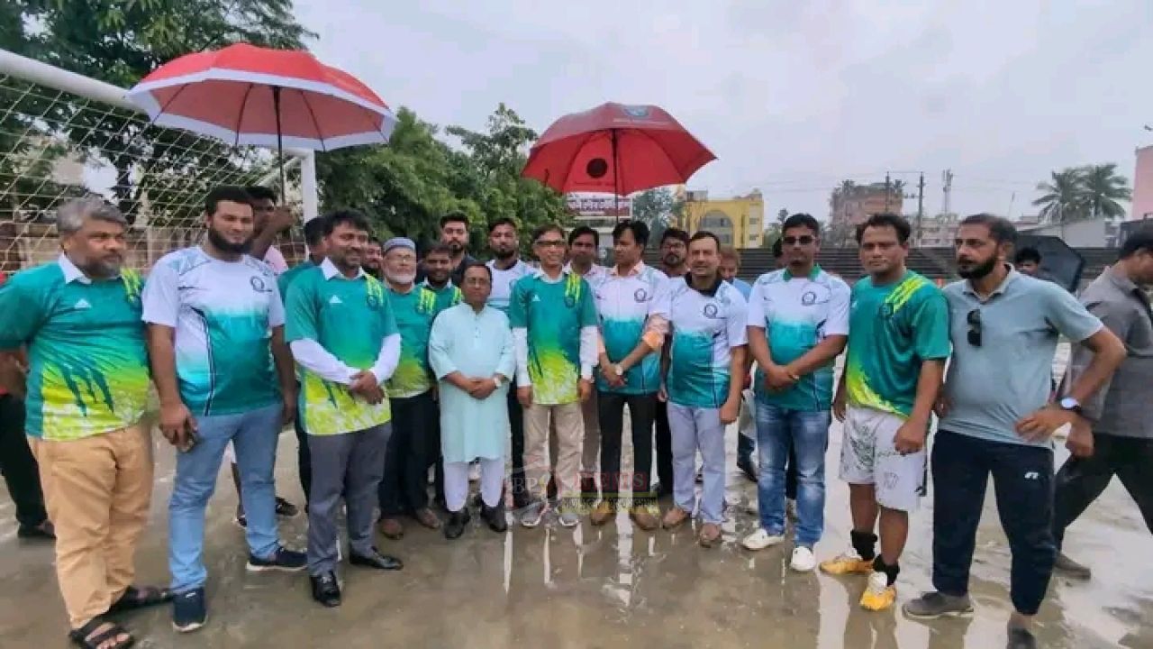 নারায়ণগঞ্জ জেলা পরিষদের উদ্যোগে প্রীতি ফুটবল ম্যাচ, ৪০ ক্লাবে ক্রীড়া সামগ্রী বিতরণ
