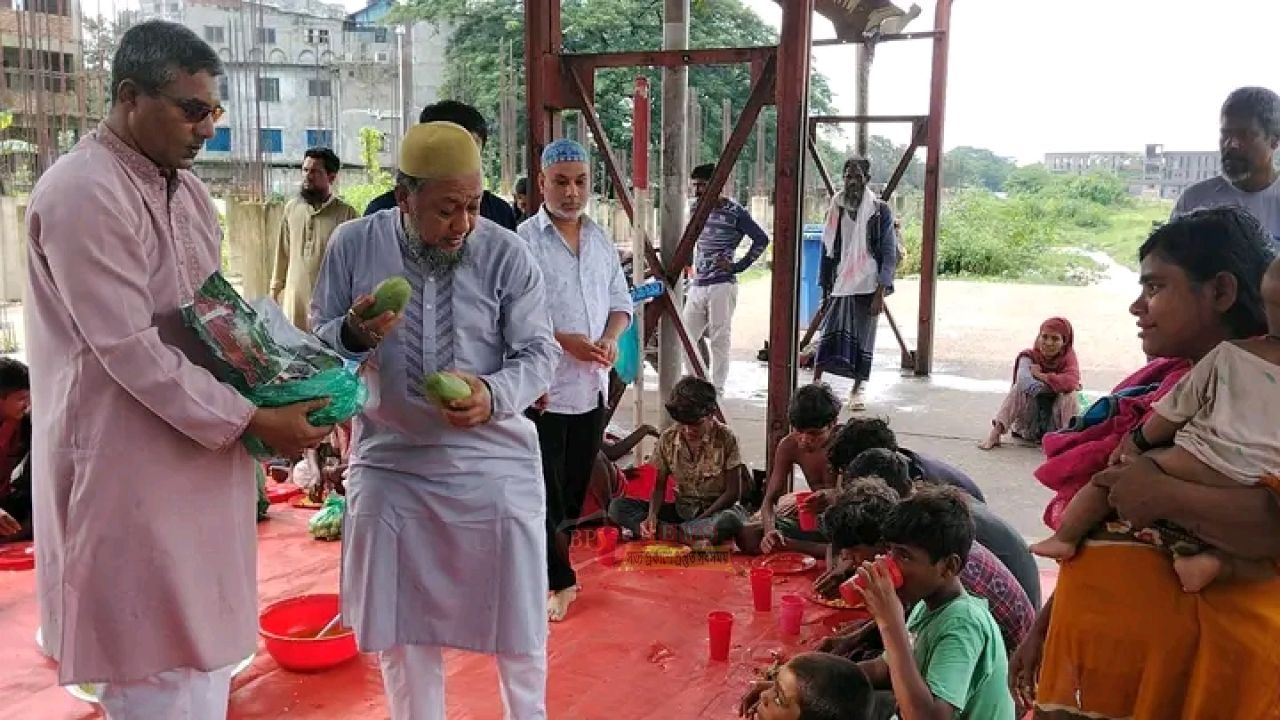 জুমার দিনে পথশিশুদের জন্য খাবার ও ফল বিতরণ করলেন টিপু 