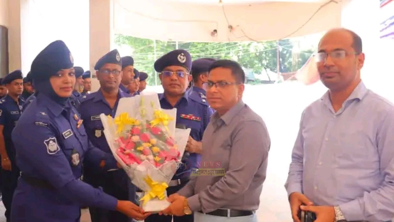 ফতুল্লা মডেল থানা পরিদর্শনে জেলা প্রশাসক রায়হান কবির