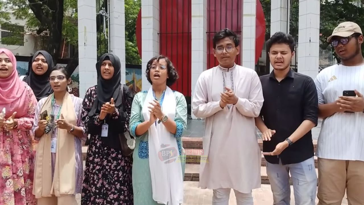 এইচএসসি পরীক্ষা স্থগিতের দাবিতে নারায়ণগঞ্জে শিক্ষার্থীদের বিক্ষোভ