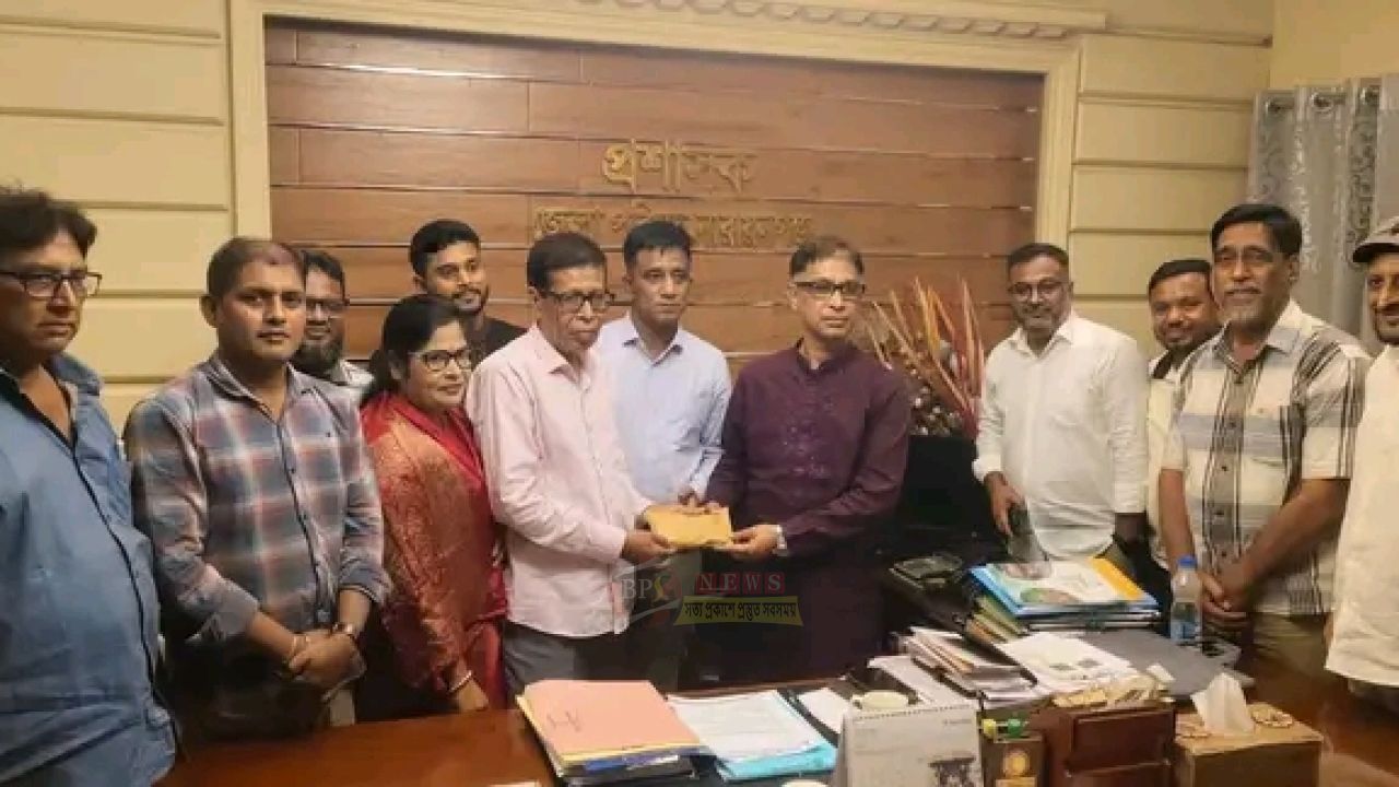 জেলা পূজা উদযাপন কমিটির হাতে আর্থিক অনুদান তুলে দিলেন অধ্যাপক মামুন মাহমুদ
