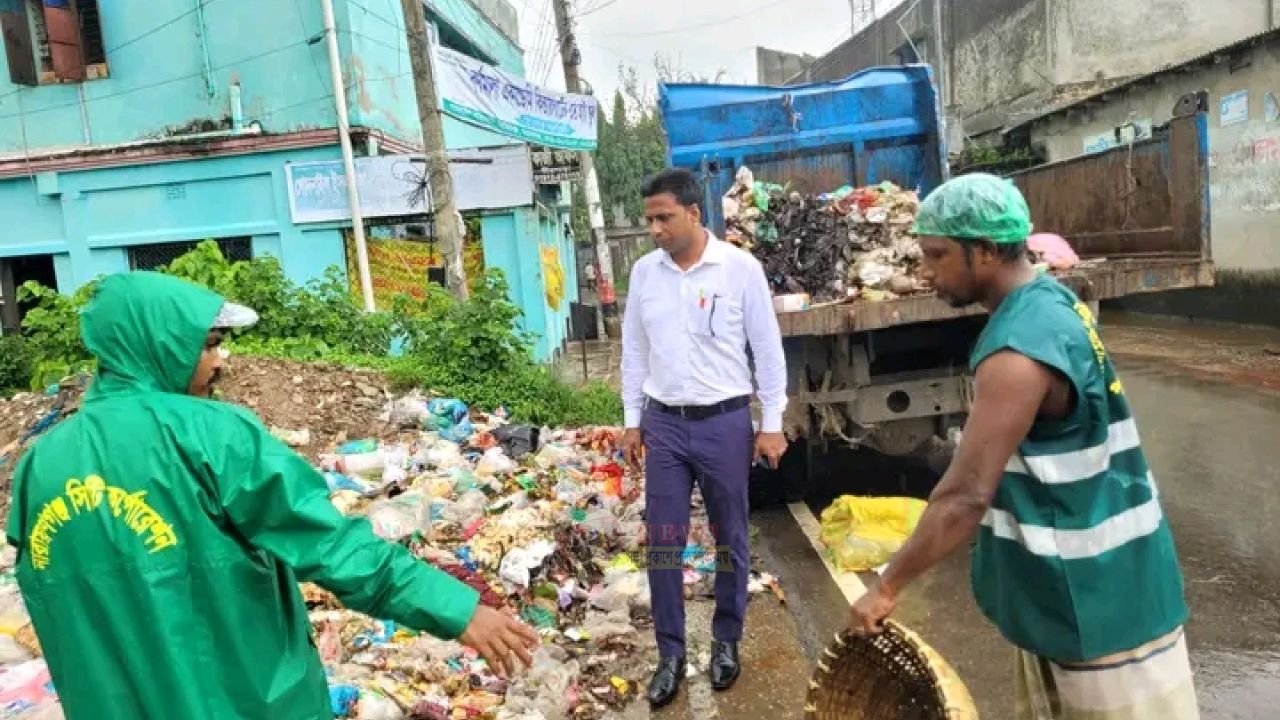 নাসিকের পরিচ্ছন্নতা অভিযান: বৃষ্টিতেও ১০ নম্বর ওয়ার্ডে বর্জ্য অপসারণ