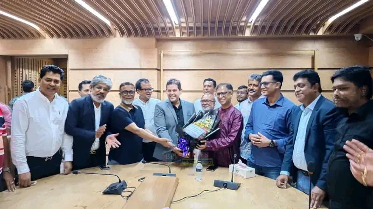 জেলা পরিষদ প্রশাসককে ফুলেল শুভেচ্ছা জানালেন এমপি দিপু