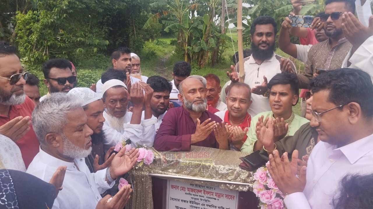 সোনারগাঁয়ে আধুনিক আরসিসি সড়কের উদ্বোধন করলেন এমপি মান্নান
