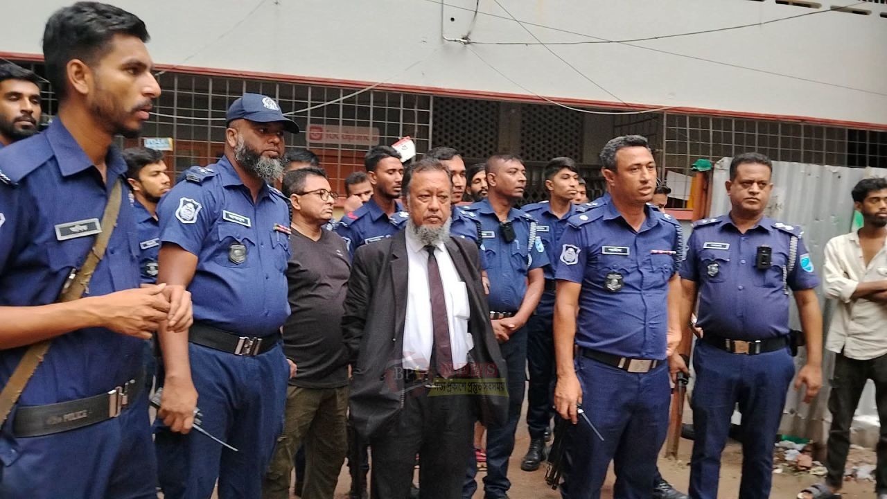 মাদক নির্মূলে পুলিশের অভিযানে সহযোগিতা করলেন কমিউনিটি পুলিশিং সভাপতি টিপু