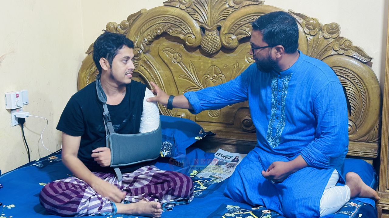 সড়ক দুর্ঘটনায় আহত সাংবাদিক রাকিবের খোঁজ নিলেন চেয়ারম্যান পদপ্রার্থী আব্দুল আজিজ