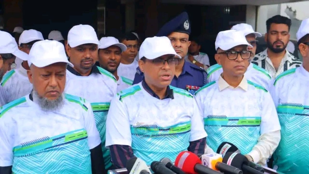 ঢাকা-নারায়ণগঞ্জ সড়কের পাশে ময়লা ফেলা বন্ধে নির্দিষ্ট স্থান হবে: ডিসি