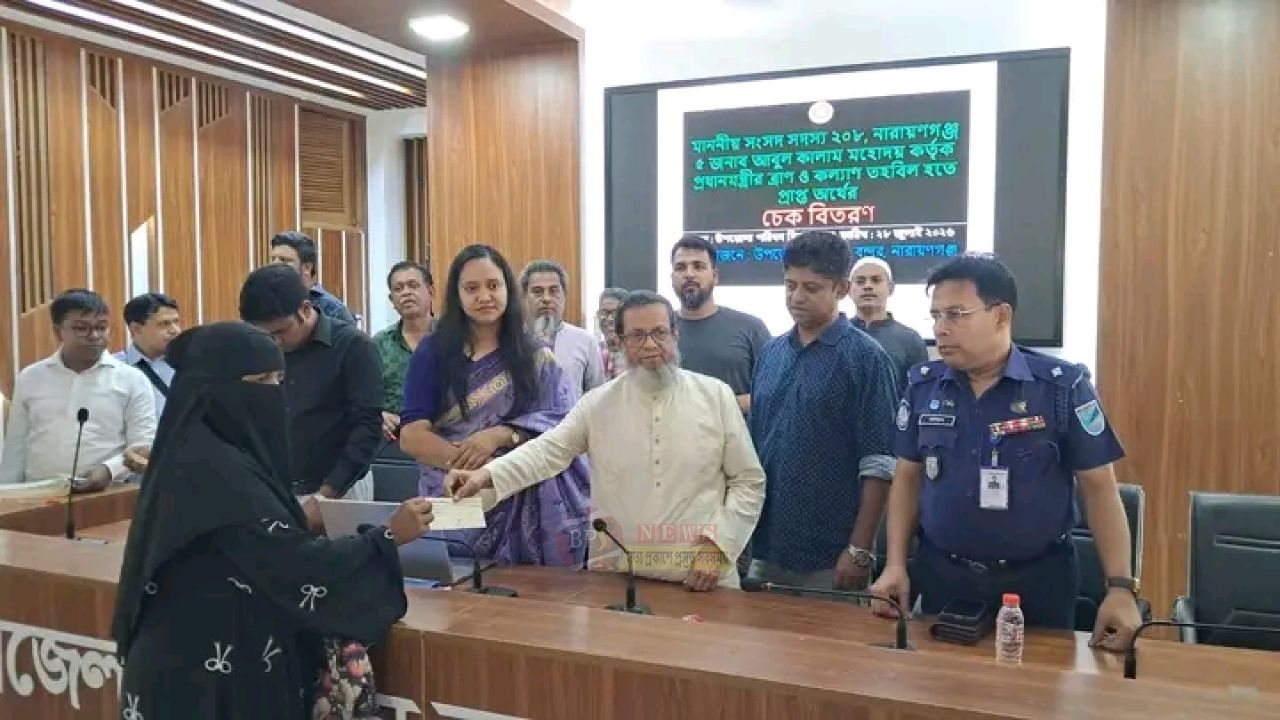 ৩৪০ পরিবারের হাতে ১৭ লাখ টাকার অনুদান ও ঢেউটিন তুলে দিলেন এমপি আবুল কালাম