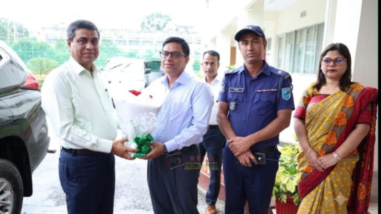 নারায়ণগঞ্জ সফরে এসে জনসেবার মান বাড়াতে নির্দেশ দিলেন বিভাগীয় কমিশনার