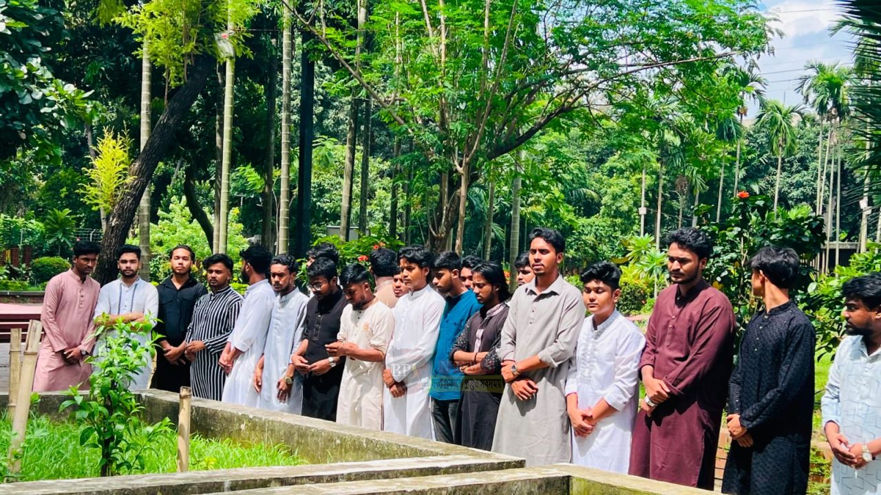 জুলাই উপলক্ষে শহীদ শরীফ ওসমান বিন হাদীর কবর জিয়ারত করল জাতীয় ছাত্রশক্তি ফতুল্লা থানা