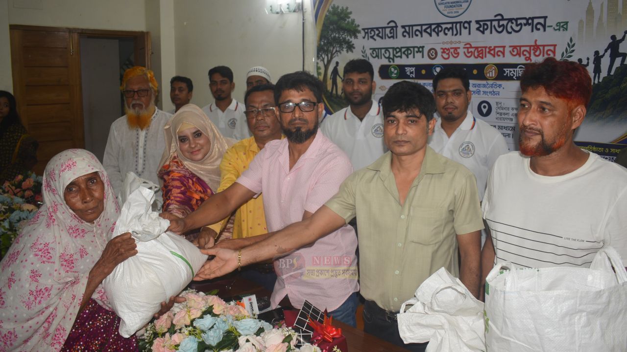 সহযাত্রী মানবকল্যান ফাউন্ডেশনের পক্ষ থেকে অসহায় ও দুঃস্থ মানুষের মাঝে উপহার