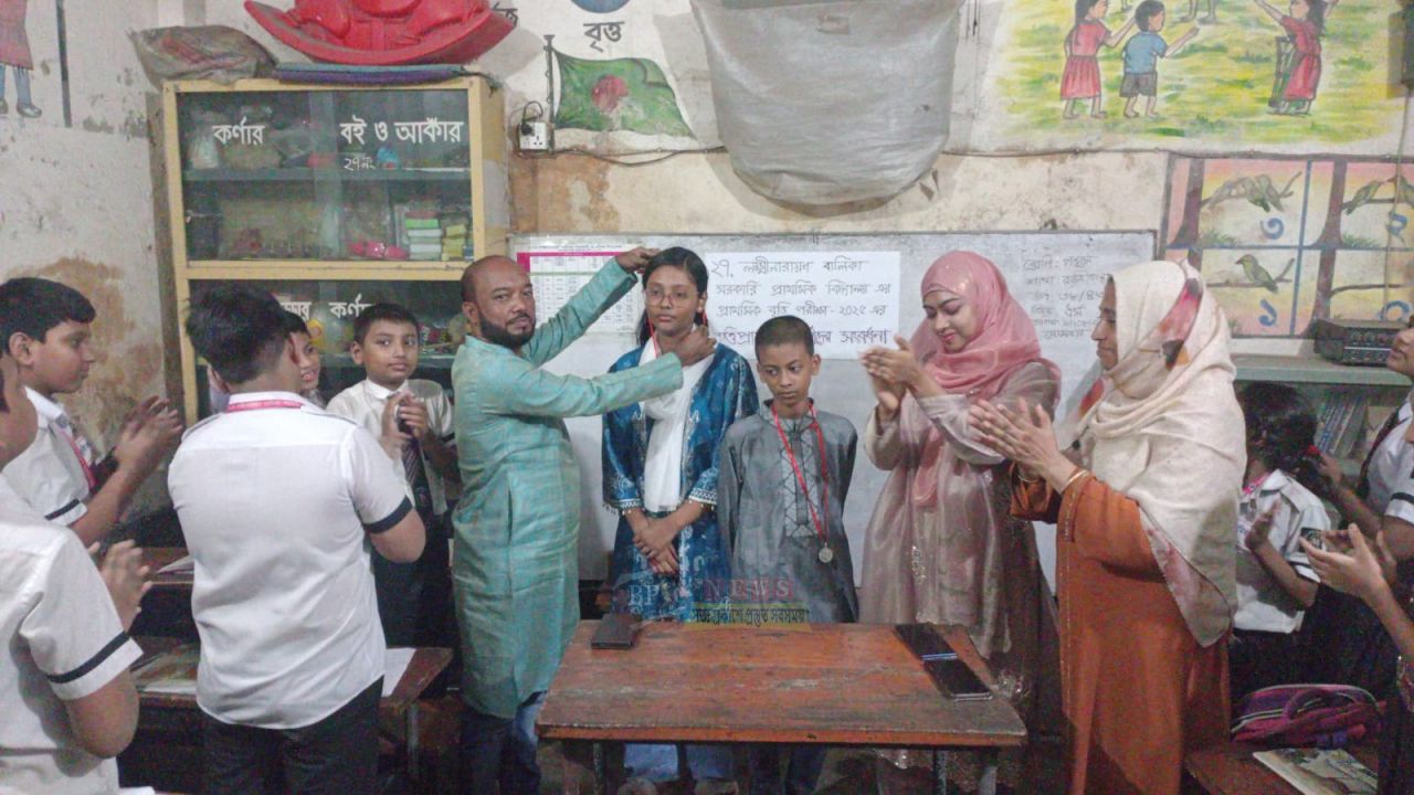 জাকির কন্যার পক্ষ থেকে প্রাথমিক বিদ্যালয়ের বৃত্তিপ্রাপ্ত শিক্ষার্থীদের সম্মাননা ও ফল বিতরণ
