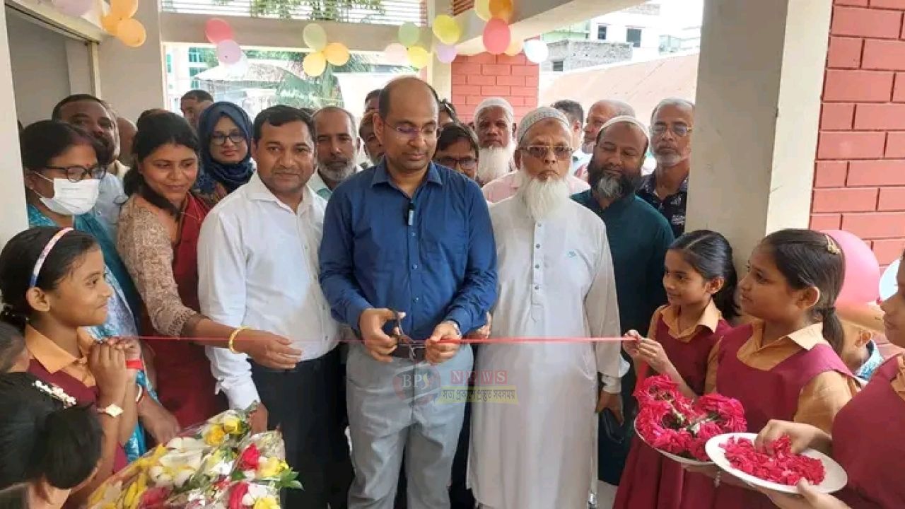 সদরের রাস্তা-স্কুল পরিদর্শনে ইউএনও ফয়েজ, শিক্ষার্থীদের দিলেন উপহার