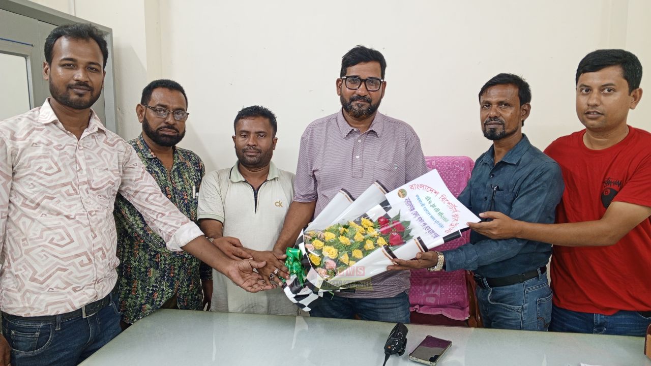 নারায়ণগঞ্জে যানজট নিয়ন্ত্রণে টিআই এমএ করিমের প্রশংসনীয় উদ্যোগে ফুলের শুভেচ্ছা
