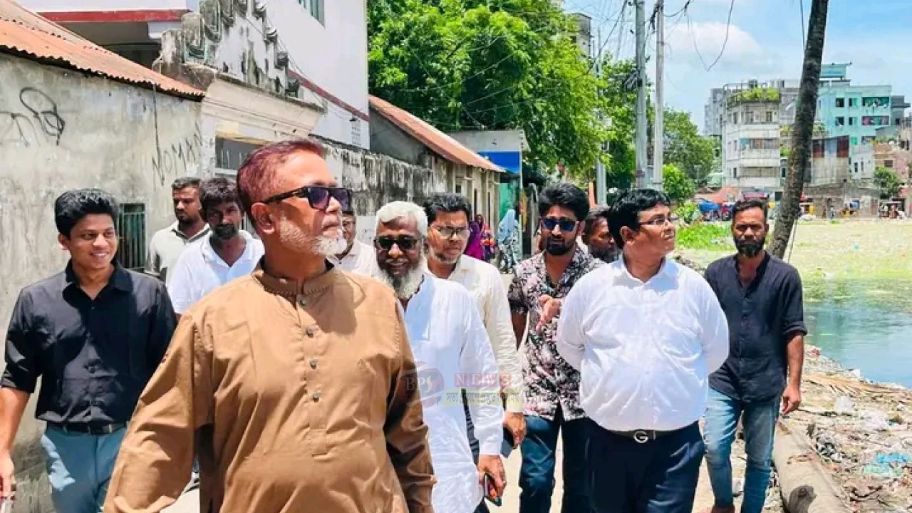দেওভোগ জিউস পুকুরের পরিচ্ছন্নতা কার্যক্রম পরিদর্শনে সিটি প্রশাসক