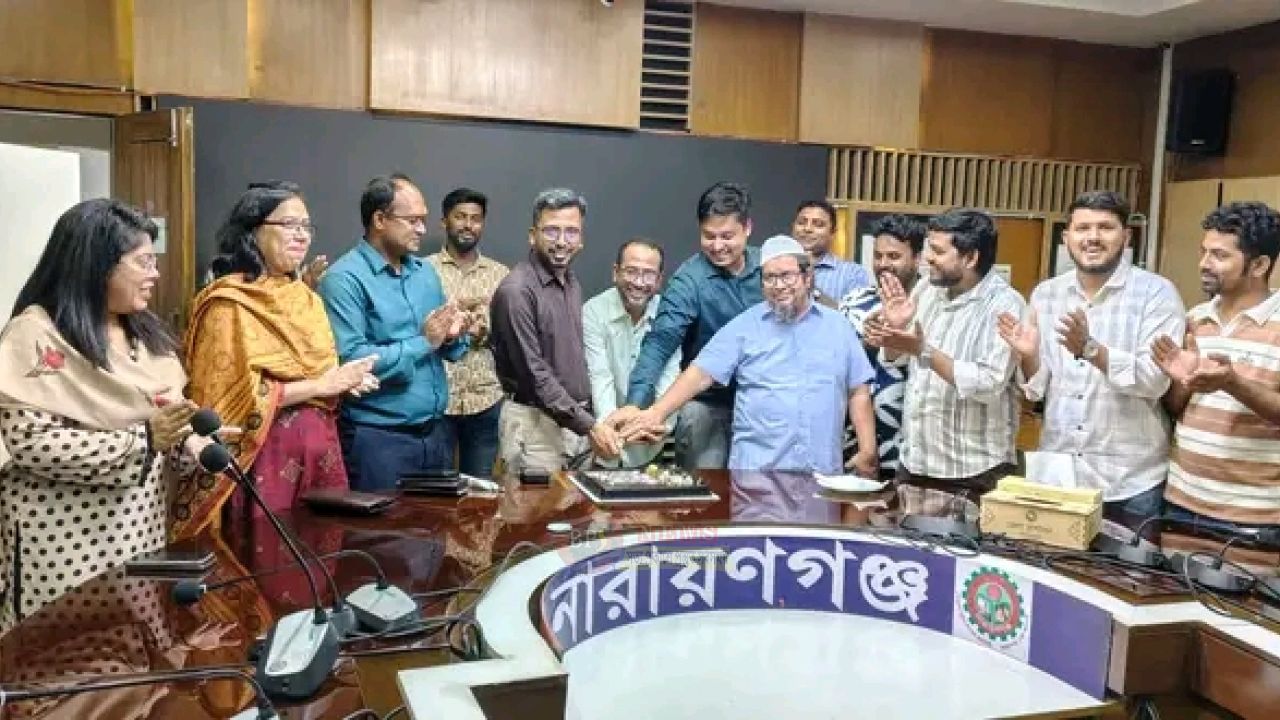 নারায়ণগঞ্জ জেলা নাজির কামরূল ইসলামের জন্মদিনে প্রশাসনের কর্মকর্তা-কর্মচারীদের আয়োজন