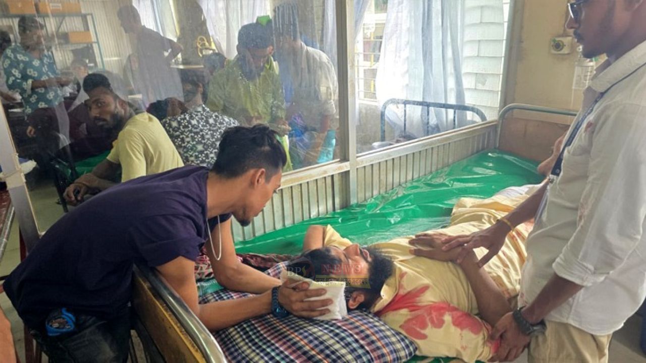 সিদ্ধিরগঞ্জে নির্মাণাধীন ভবনের অংশ ধসে মাথায় গুরুতর আঘাত পেয়ে হাসপাতালে এক যুবক 