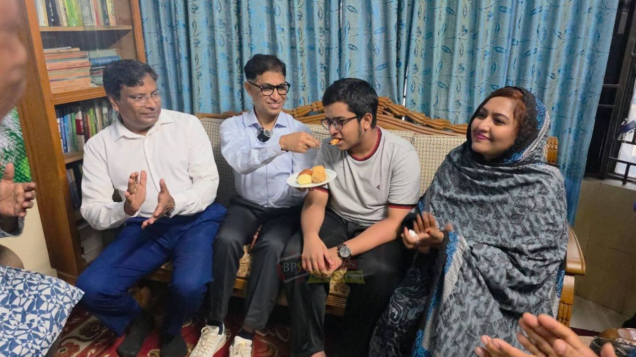বায়েজিদের সাফল্যে গর্বিত নারায়ণগঞ্জ, ফুল-মিষ্টি নিয়ে বাড়িতে মামুন মাহমুদ