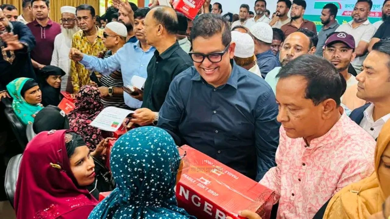 রূপগঞ্জে নারীদের স্বাবলম্বী করতে সেলাই মেশিন বিতরণ