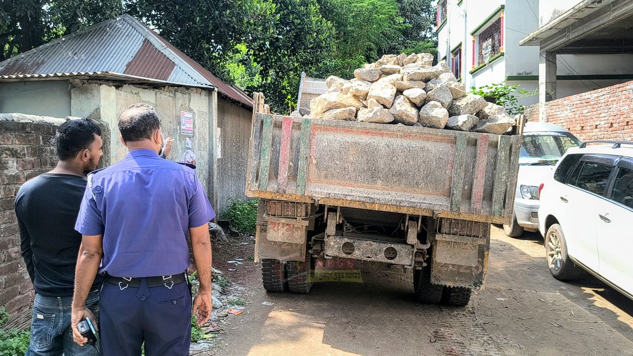 এমপি মান্নানের হস্তক্ষেপে অবৈধ চুনা ফ্যাক্টরির কাঁচামালবাহী ট্রাক আটক, প্রশাসনের কাছে হস্তান্তর