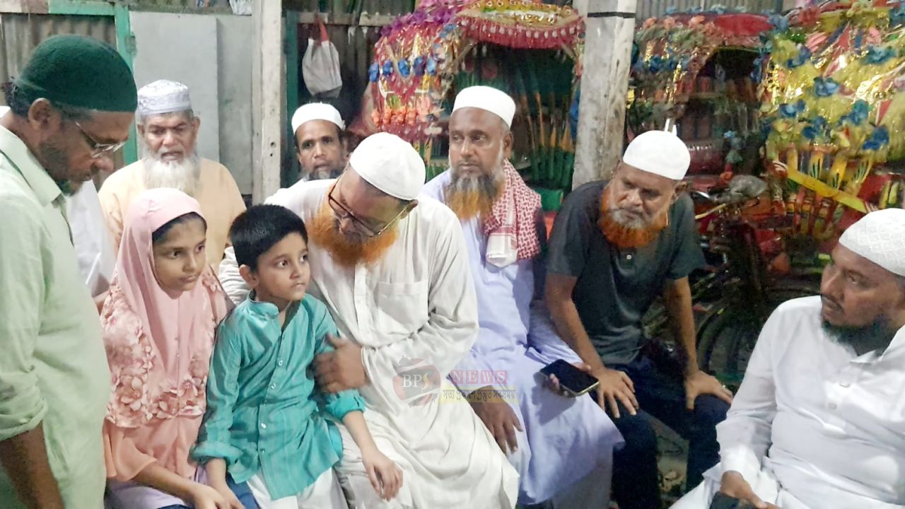 বন্দরে সিফাত বাহিনীর হামলায় নিহত বুলবুলের পরিবারের পাশে খেলাফত মজলিস নেতা সিরাজুল মামুন