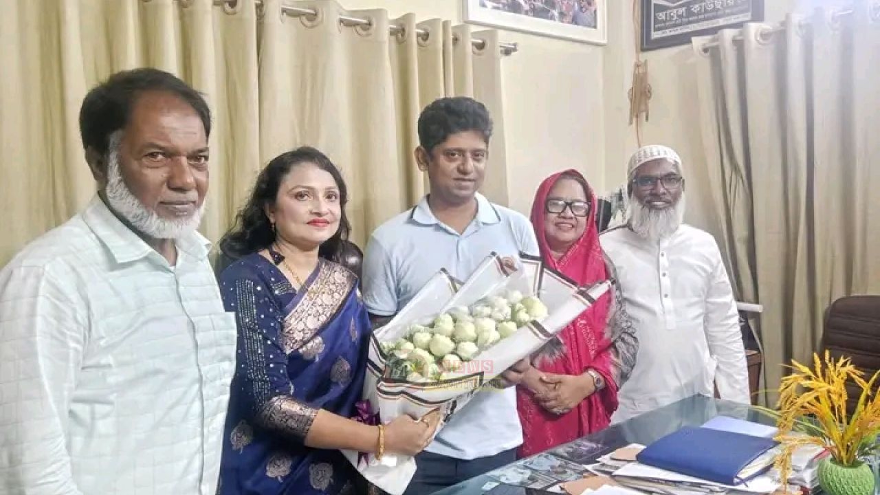 আবুল কাউছার আশাকে ফুল দিয়ে শুভেচ্ছা জানাল সদর ও বন্দর থানা মহিলা দল