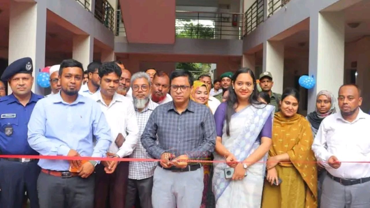 বন্দরে বিভিন্ন সরকারি দপ্তর পরিদর্শন করলেন ডিসি রায়হান কবির