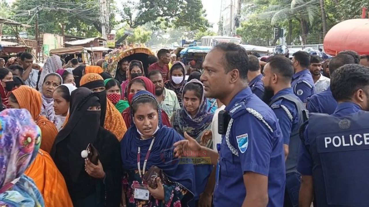 বেতন পরিশোধের দাবিতে ফতুল্লায় ৩০০ শ্রমিকের বিক্ষোভ