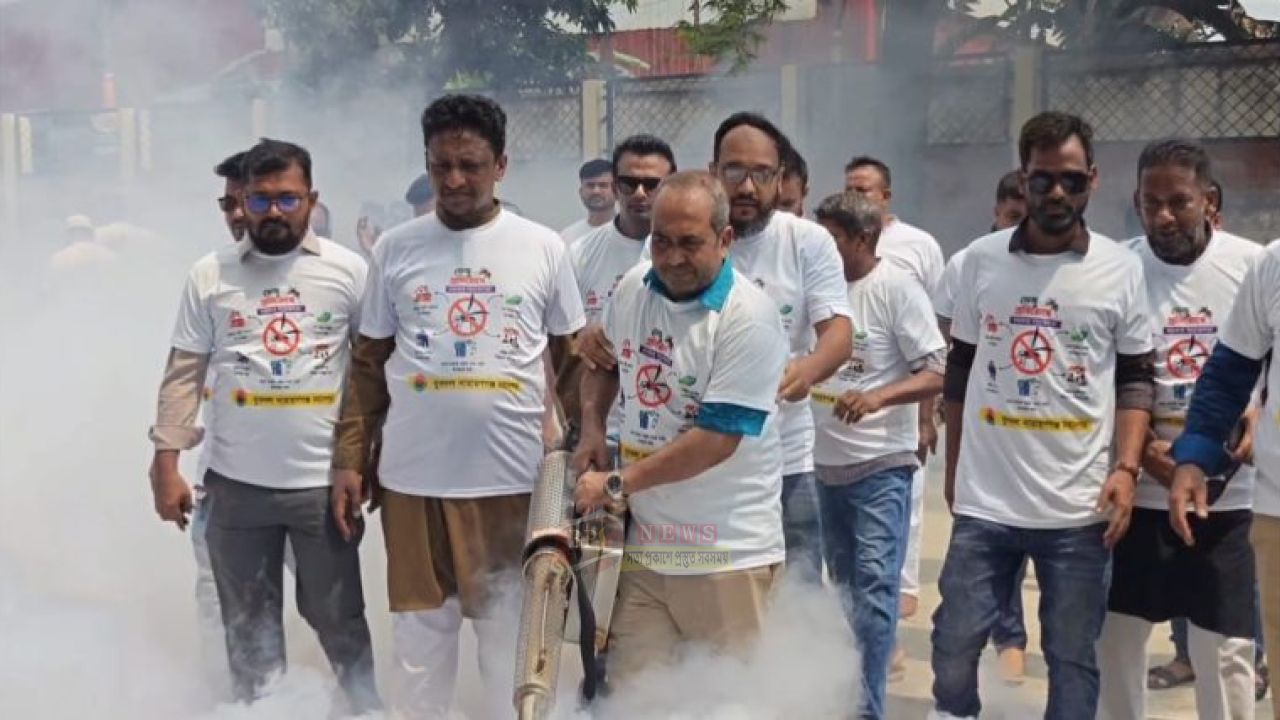 ডেঙ্গু ঠেকাতে খানপুর হাসপাতালে ফগিং করল মহানগর যুবদল