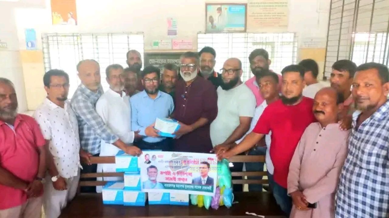 ডেঙ্গু রোগীদের পাশে খোরশেদ, ভিক্টোরিয়া হাসপাতালে মশারি ও চিকিৎসাসামগ্রী প্রদান