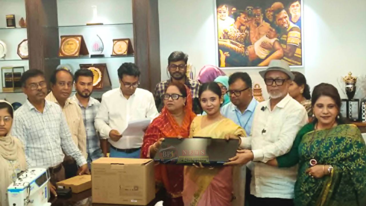 নারায়ণগঞ্জে ৯৭ নারী পেলেন কম্পিউটার, সেলাই মেশিন ও ফুড কার্ট