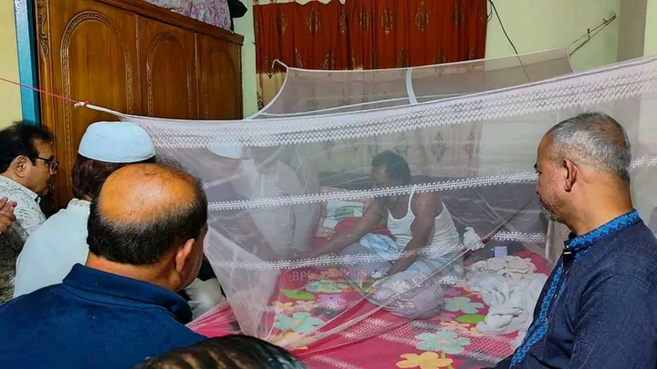 ডেঙ্গু আক্রান্ত টিপুর খোঁজ নিতে বাসায় আবদুল জব্বার