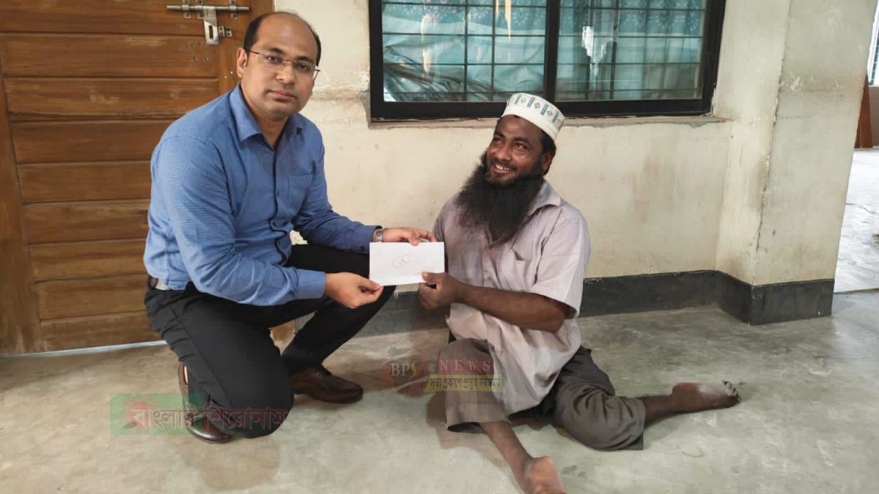 প্রতিবন্ধী অটোরিকশাচালকের পাশে সদর উপজেলা প্রশাসন