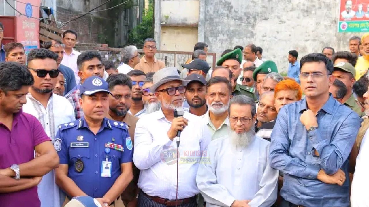 হকারদের সড়ক ছেড়ে রেললাইনের পাশে বসতে বললেন সাখাওয়াত