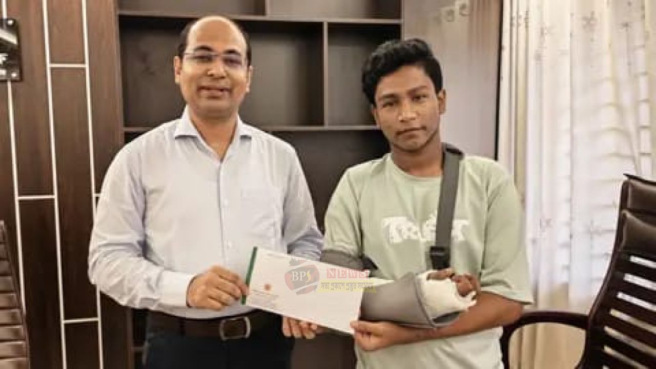 জুলাইযোদ্ধা ফয়সালের চিকিৎসায় পাশে দাঁড়ালেন ইউএনও ফয়েজ উদ্দিন