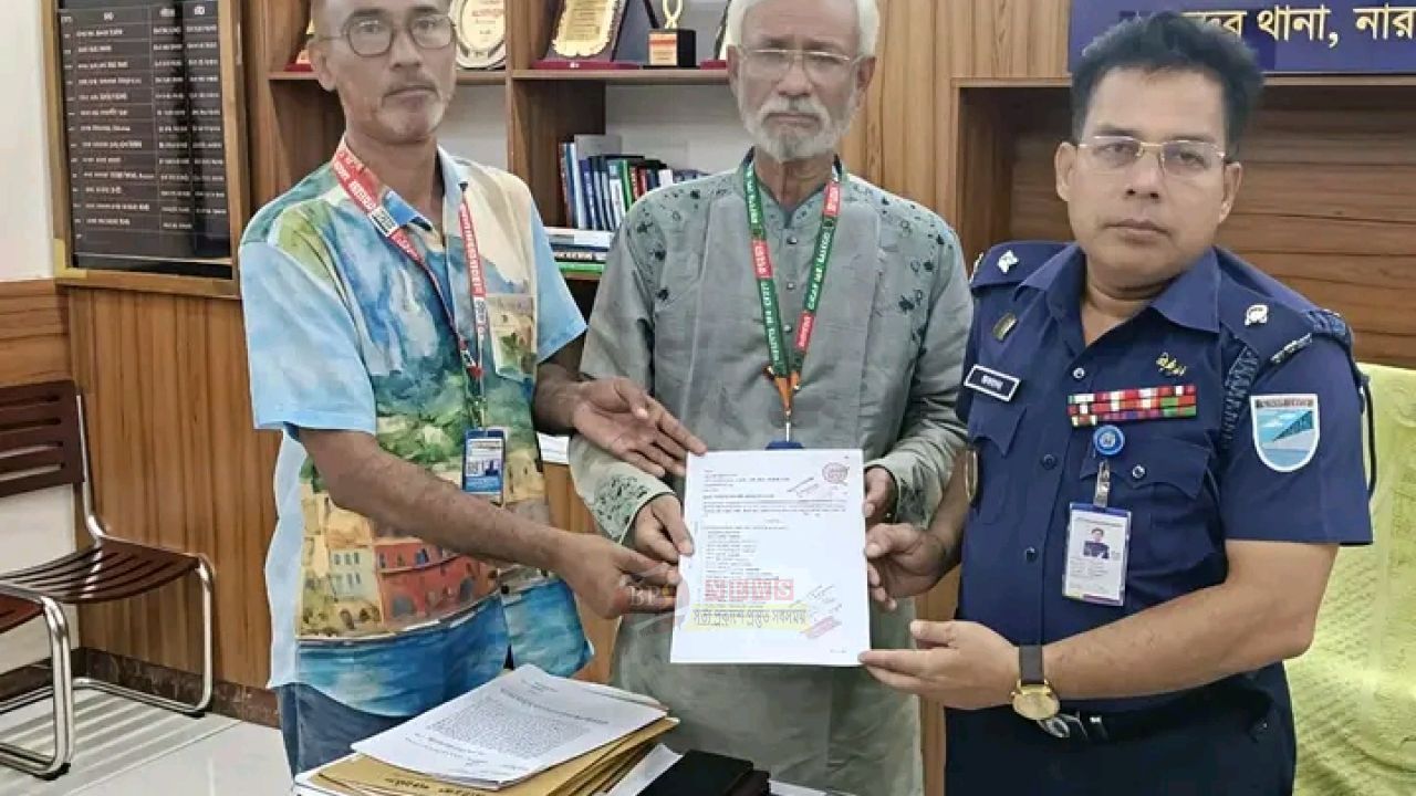 বন্দর থানার ওসির হাতে মানবাধিকার সংস্থার জেলা কমিটির অনুমোদনপত্র