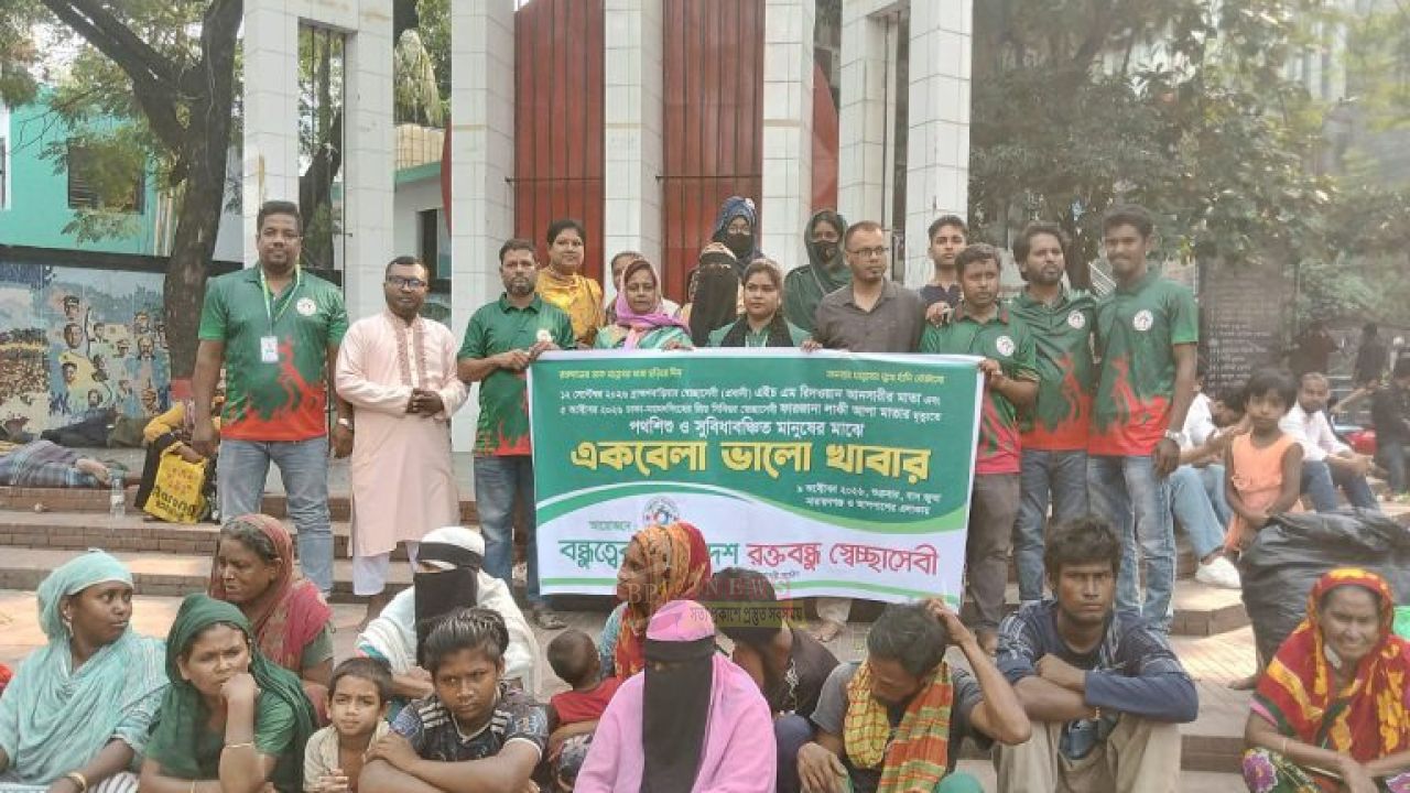 নারায়ণগঞ্জে ৫০০ অসহায় মানুষের মুখে খাবার তুলে দিল ‘বন্ধুত্বের বাংলাদেশ