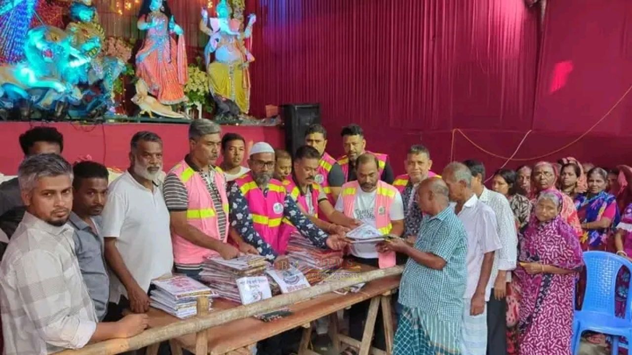 দুর্গাপূজায় দুস্থ সনাতনীদের মাঝে টিম খোরশেদের বস্ত্র বিতরণ