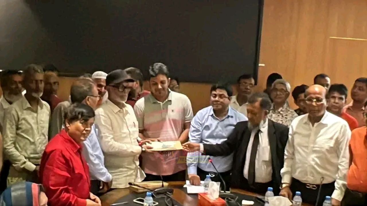 নারায়ণগঞ্জে ৬৮ পূজামণ্ডপে মহানগর বিএনপির অনুদান, চেক দিলেন সাখাওয়াত